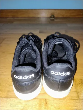 Zapatillas Adidas Negras y Blancas
