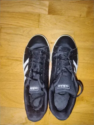 Zapatillas Adidas Negras y Blancas