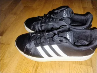 Zapatillas Adidas Negras y Blancas