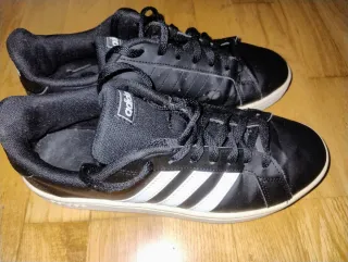 Zapatillas Adidas Negras y Blancas
