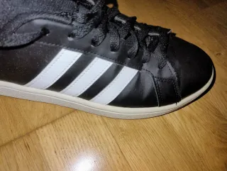 Zapatillas Adidas Negras y Blancas