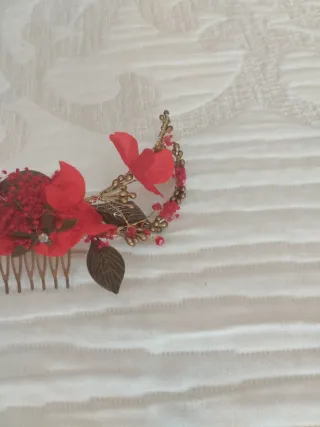 Tocado de fiesta dorado y rojo