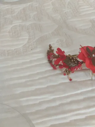 Tocado de fiesta dorado y rojo