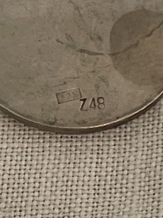 Medalla de plata con imagen religiosa