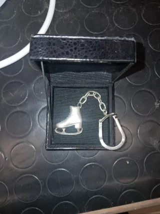 Llavero patín plata