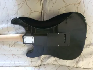 Guitarra Eléctrica Negra Tipo Stratocaster