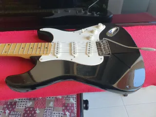 Guitarra Eléctrica Negra Tipo Stratocaster