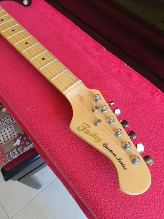 Guitarra Eléctrica Negra Tipo Stratocaster