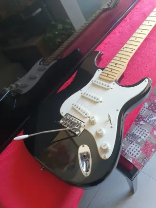 Guitarra Eléctrica Negra Tipo Stratocaster
