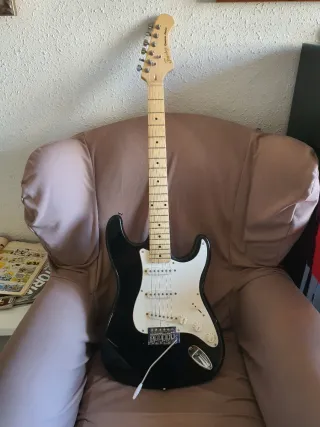 Guitarra Eléctrica Negra Tipo Stratocaster