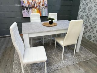 Mesa de madera gris con sillas