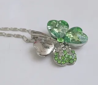 Collar trébol Swarovski verde.