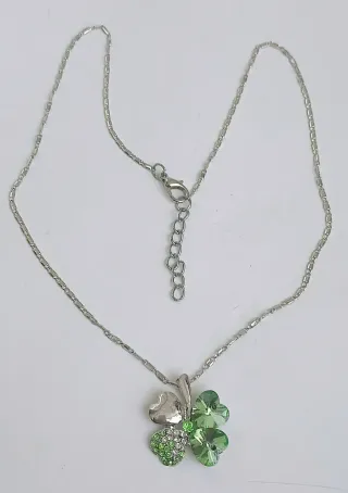 Collar trébol Swarovski verde.