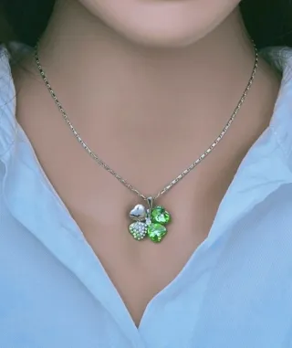 Collar trébol Swarovski verde.