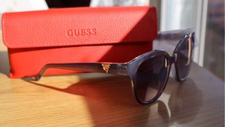 gafas de sol de la marca Guess.
