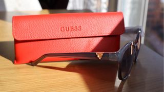 gafas de sol de la marca Guess.