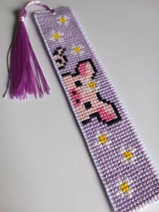 Segnalibro punto croce maialino rosa con fiori