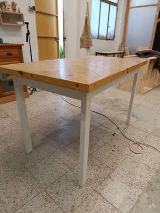 Mesa de comedor de madera rústica