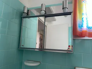 Armario de baño plateado y azul