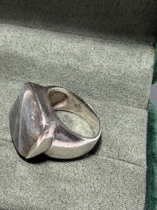 Anillo de plata con piedra gris