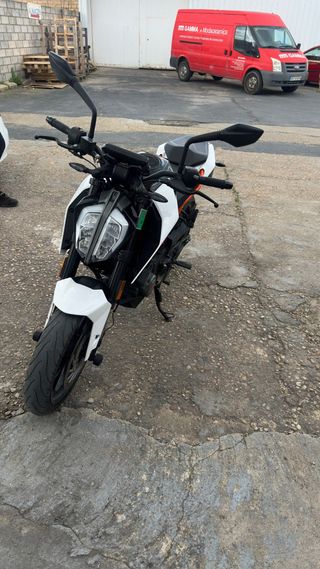 KTM 125 Duke Blanca y Naranja