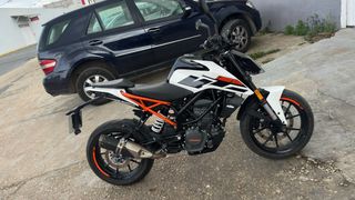 KTM 125 Duke Blanca y Naranja