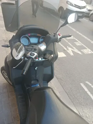 Piaggio 500cc Maxi Scooter Azul/Negro