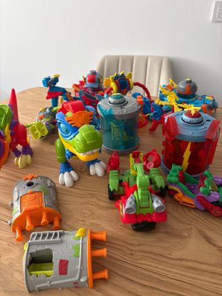 Lote Juguetes Robots y Dinosaurios