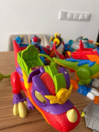 Lote Juguetes Robots y Dinosaurios