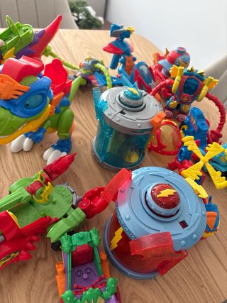 Lote Juguetes Robots y Dinosaurios