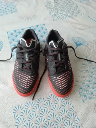 Zapatillas Fútbol Sala Niño/a Negras Rojas.