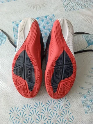 Zapatillas Fútbol Sala Niño/a Negras Rojas.