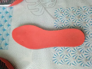 Zapatillas Fútbol Sala Niño/a Negras Rojas.