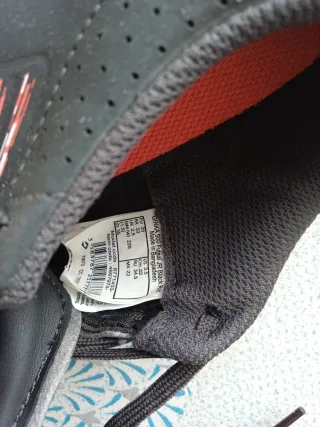 Zapatillas Fútbol Sala Niño/a Negras Rojas.