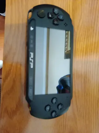 PSP Negra + 5 Juegos