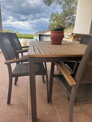 CONJUNTO DE MESA Y SILLAS DE EXTERIOR.