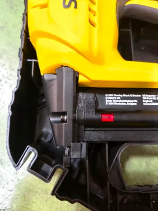 Pistola Clavos Eléctrica Stanley TRE650