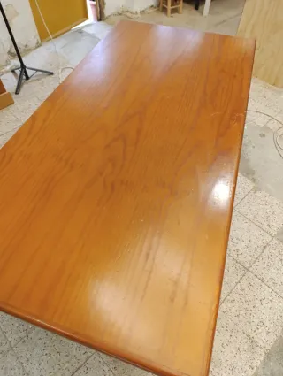 Escritorio de madera con cajones