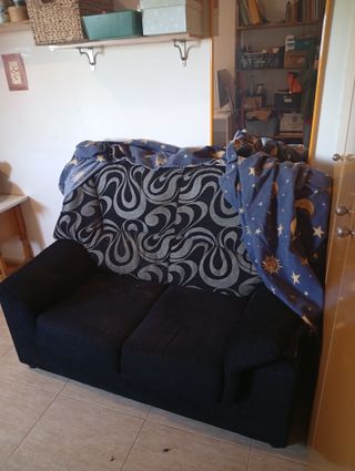 Sofá de tela gris y negro