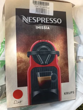 Cafetera Nespresso Inissia Roja sin usar