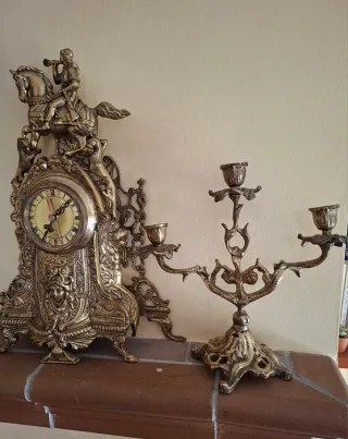 Reloj sobremesa y candelabro bronce