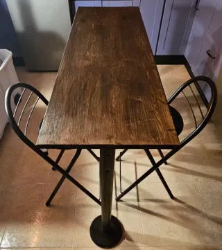 Mesa alta de cocina con 2 taburetes