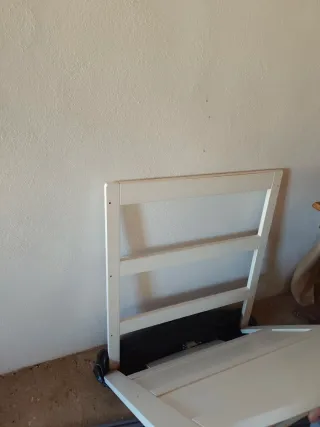 Cuna de madera blanca