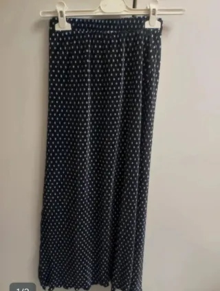 Falda azul con lunares azules