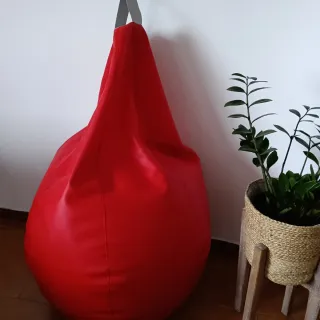 Puf rojo de piel sintética