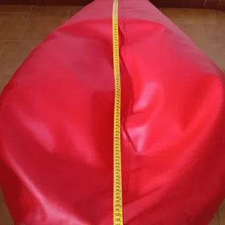 Puf rojo de piel sintética