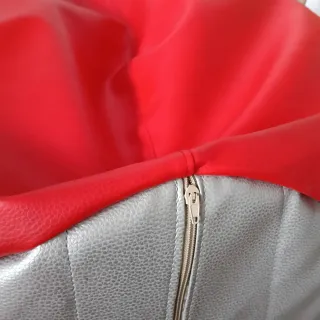 Puf rojo de piel sintética