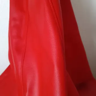 Puf rojo de piel sintética