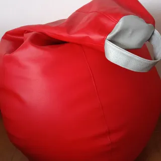 Puf rojo de piel sintética