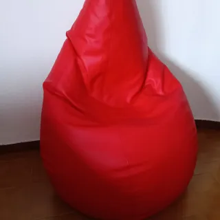 Puf rojo de piel sintética